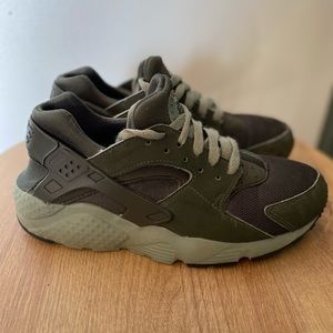 Boys green size 6 Nike Huraches